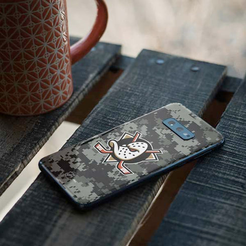 NHL Anaheim Ducks Camo Galaxy S10e Skin