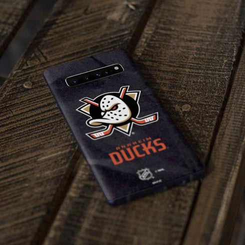 NHL Anaheim Ducks Distressed Galaxy S10 Plus Skin