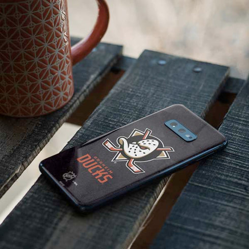 NHL Anaheim Ducks Distressed Galaxy S10e Skin