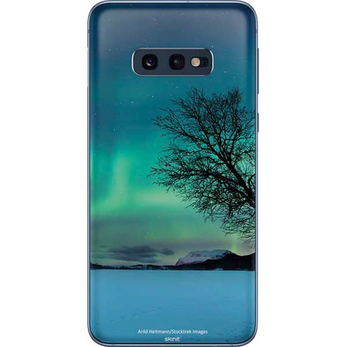 StockTrek Aurora Borealis over a lake in Norway Galaxy S10e Skin