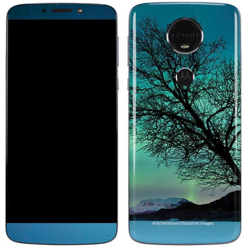 StockTrek Aurora Borealis over a lake in Norway Moto E5 Plus Skin