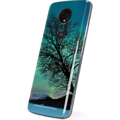 StockTrek Aurora Borealis over a lake in Norway Moto E5 Plus Skin