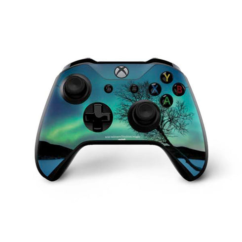 StockTrek Aurora Borealis over a lake in Norway Xbox One X Bundle Skin