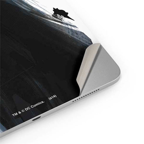 DC Comics Batman Holding batarang Art iPad Pro 13in M4 (2024) Skin