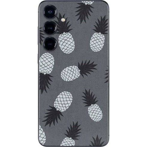 Black and White Pineapples Galaxy S24 Skin