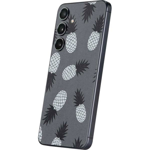 Black and White Pineapples Galaxy S24 Skin
