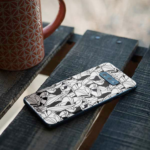 Looney Tunes Bugs Bunny Super Sized Pattern Galaxy S10e Skin