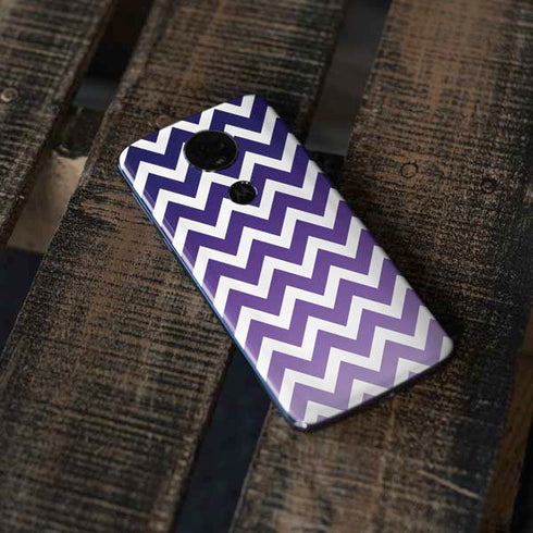 Chevron Purple Ombre Moto E5 Plus Skin