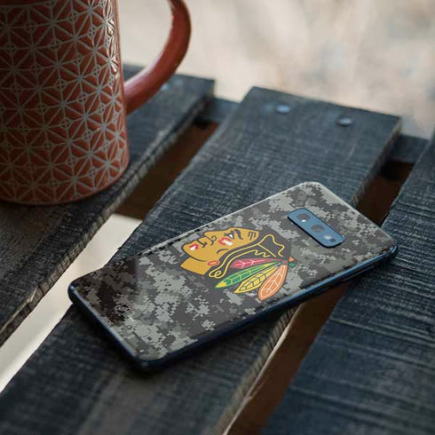 NHL Chicago Blackhawks Camo Galaxy S10e Skin