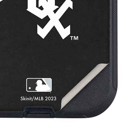 MLB Chicago White Sox - Solid Distressed Otterbox Defender iPhone Skin