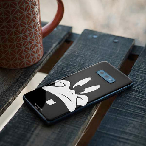 Looney Tunes Daffy Duck Plain Black and White Galaxy S10e Skin