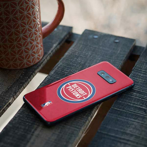 NBA Detroit Pistons Distressed Galaxy S10e Skin