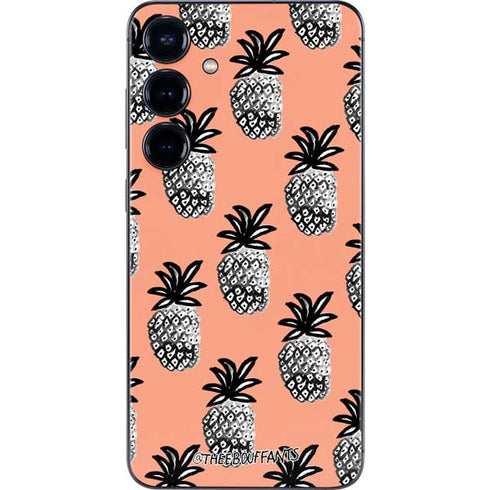 Bouffants and Broken Hearts Gray Scale Pineapple Galaxy S25 Skin