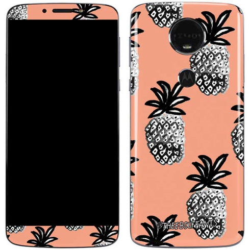 Bouffants and Broken Hearts Gray Scale Pineapple Moto E5 Plus Skin