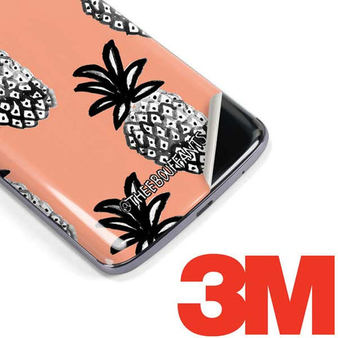 Bouffants and Broken Hearts Gray Scale Pineapple Moto E5 Plus Skin
