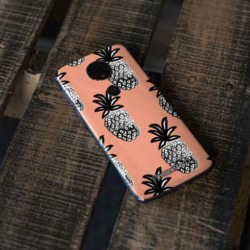 Bouffants and Broken Hearts Gray Scale Pineapple Moto E5 Plus Skin