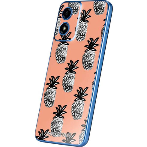 Bouffants and Broken Hearts Gray Scale Pineapple Moto G Play 4G (2024) Skin