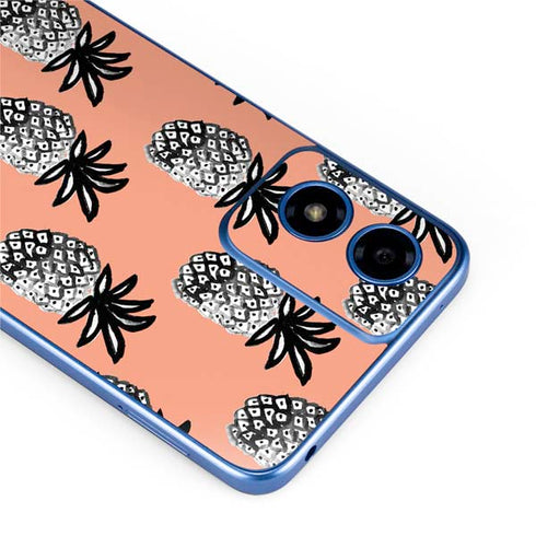 Bouffants and Broken Hearts Gray Scale Pineapple Moto G Play 4G (2024) Skin