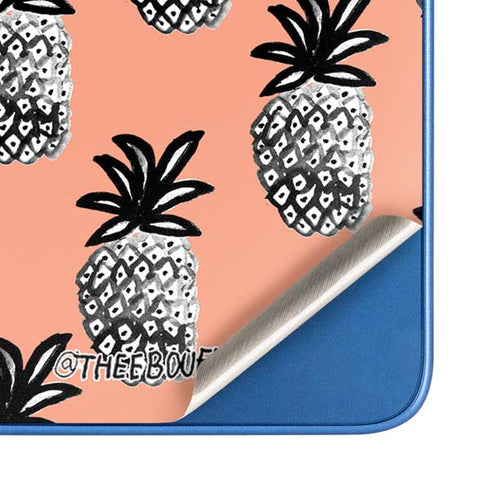 Bouffants and Broken Hearts Gray Scale Pineapple Moto G Play 4G (2024) Skin