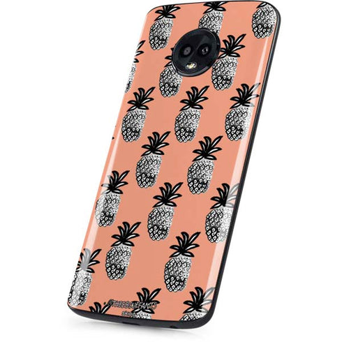 Bouffants and Broken Hearts Gray Scale Pineapple Moto G6 Skin