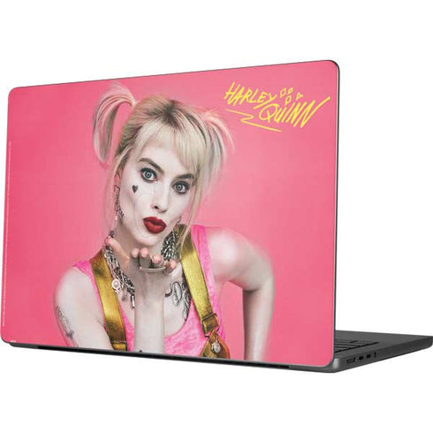 DC Comics Harley Quinn Blowing Kisses Apple MacBook Pro 14-inch Skin