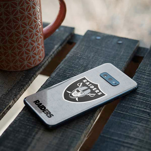 NFL Las Vegas Raiders - Alternate Distressed Galaxy S10e Skin