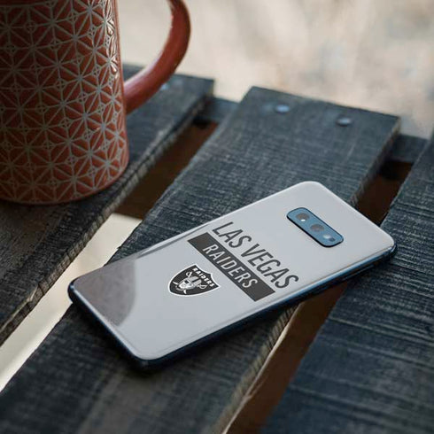 NFL Las Vegas Raiders Silver Performance Series Galaxy S10e Skin