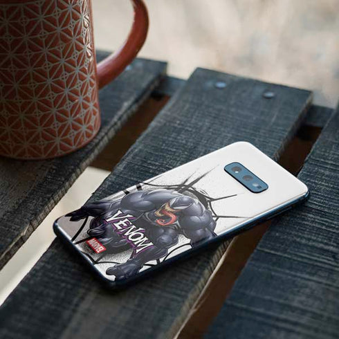 Marvel Venom Reaching Forward Galaxy S10e Skin