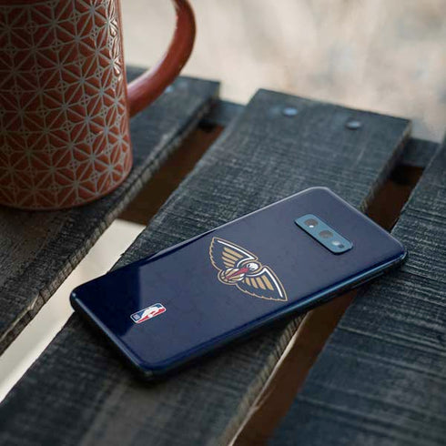 NBA New Orleans Pelicans Distressed Galaxy S10e Skin