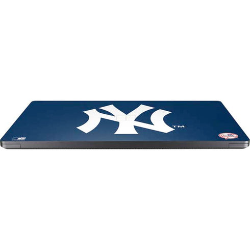 MLB New York Yankees - Solid Distressed Surface Laptop 7 15in Skin