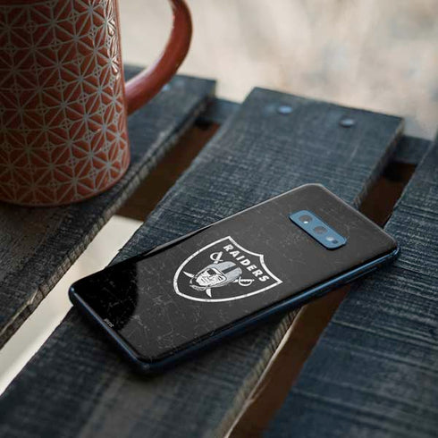 NFL Las Vegas Raiders Distressed Galaxy S10e Skin