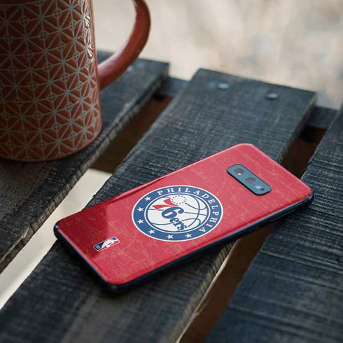 NBA Philadelphia 76ers Distressed Galaxy S10e Skin