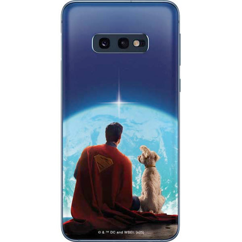 Superman 2025 Superman & Krypto watch the Earth Galaxy S10e Skin