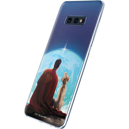 Superman 2025 Superman & Krypto watch the Earth Galaxy S10e Skin