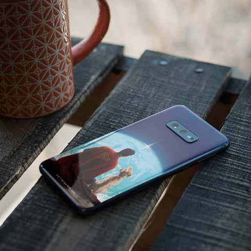 Superman 2025 Superman & Krypto watch the Earth Galaxy S10e Skin