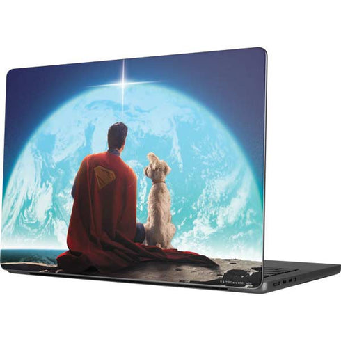 Superman 2025 Superman & Krypto watch the Earth MacBook Pro 14in (2021-24) Skin