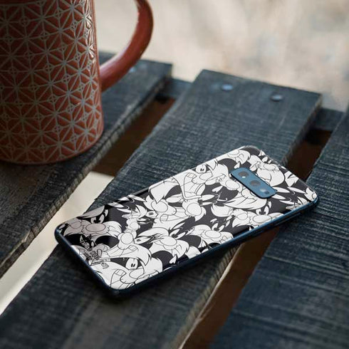 Looney Tunes Sylvester Super Sized Pattern Galaxy S10e Skin