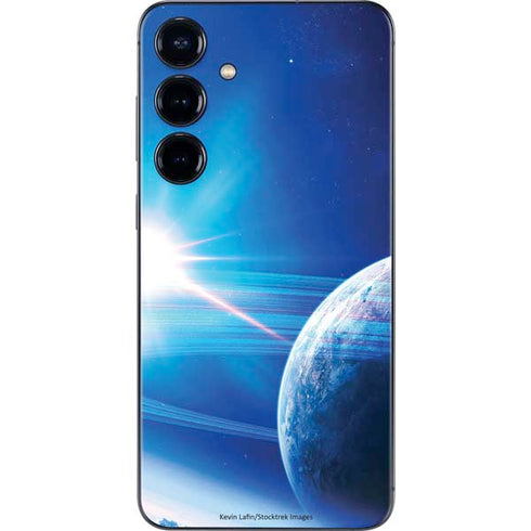 View of a Planet as it Looms in Close Orbit and with Rings Galaxy S25 Plus Skin