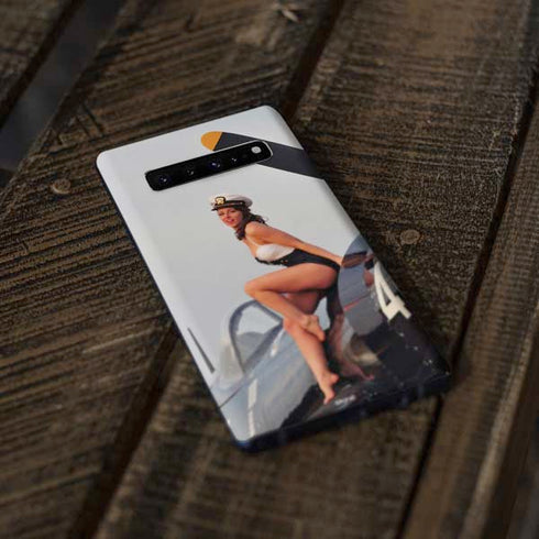 1940s Navy Pin-Up Girl On Corsair Fighter Plane Galaxy S10 Skin