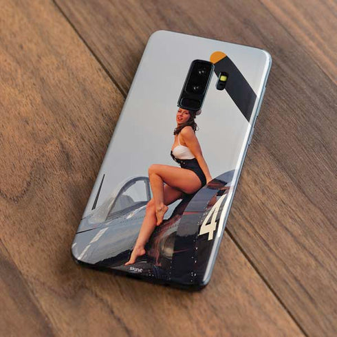 1940s Navy Pin-Up Girl On Corsair Fighter Plane Galaxy S9 Plus Skin