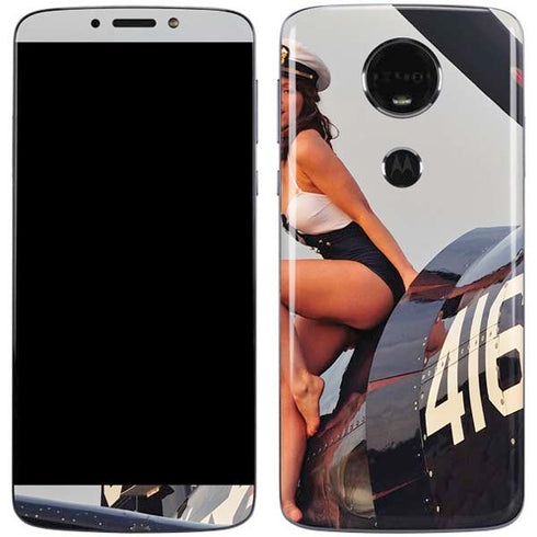 1940s Navy Pin-Up Girl On Corsair Fighter Plane Moto E5 Plus Skin