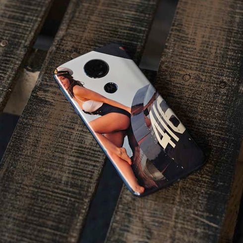 1940s Navy Pin-Up Girl On Corsair Fighter Plane Moto E5 Plus Skin