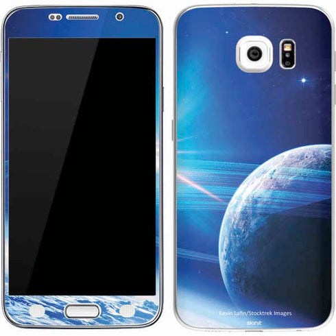 View of a Planet as it Looms in Close Orbit and with Rings Galaxy S7 Skin