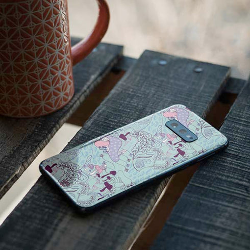 Disney Alice in Wonderland (animated) Mushrooms Print Pattern Galaxy S10e Skin