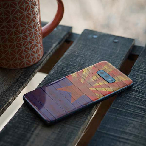 Arizona Flag Dark Wood Galaxy S10e Skin