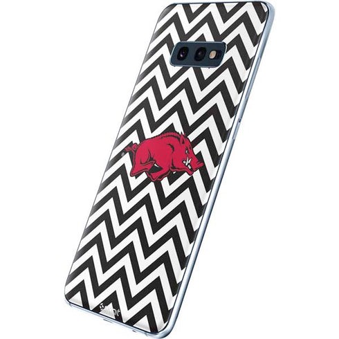 University of Arkansas-Fayetteville Chevron Print Galaxy S10e Skin