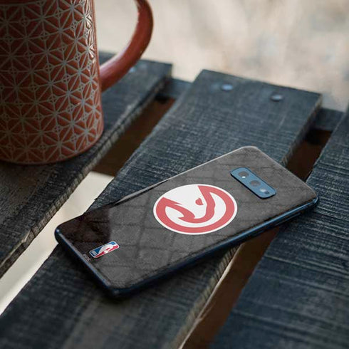 NBA Atlanta Hawks Dark Rust Galaxy S10e Skin