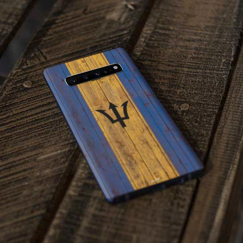 Barbados Flag Dark Wood Galaxy S10 Plus Skin