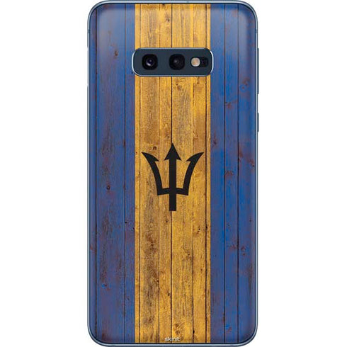 Barbados Flag Dark Wood Galaxy S10e Skin