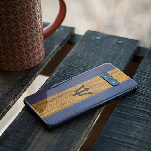 Barbados Flag Dark Wood Galaxy S10e Skin